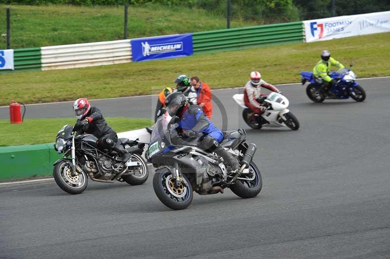 Mallory park Leicestershire;Mallory park photographs;Motorcycle action photographs;classic bikes;event digital images;eventdigitalimages;mallory park;no limits trackday;peter wileman photography;vintage bikes;vintage motorcycles;vmcc festival 1000 bikes