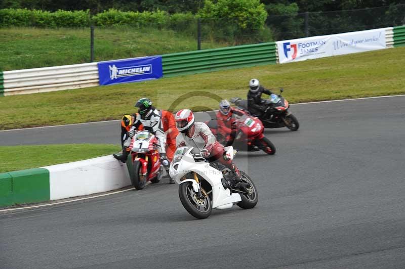 Mallory park Leicestershire;Mallory park photographs;Motorcycle action photographs;classic bikes;event digital images;eventdigitalimages;mallory park;no limits trackday;peter wileman photography;vintage bikes;vintage motorcycles;vmcc festival 1000 bikes