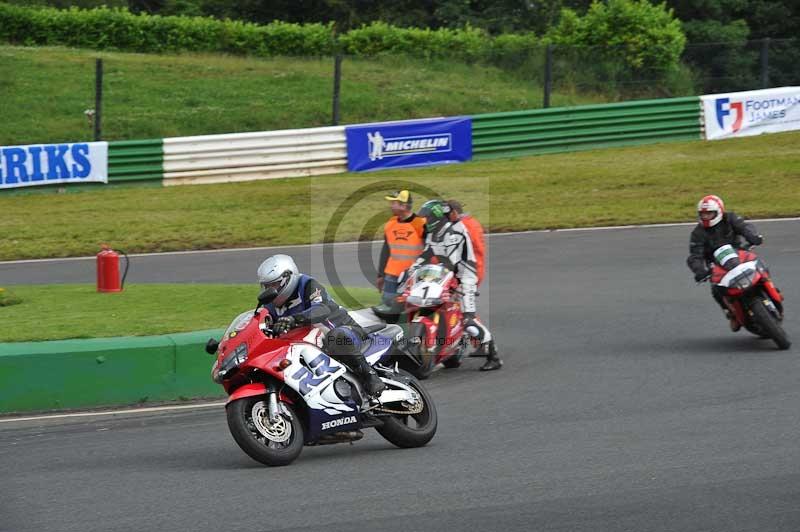 Mallory park Leicestershire;Mallory park photographs;Motorcycle action photographs;classic bikes;event digital images;eventdigitalimages;mallory park;no limits trackday;peter wileman photography;vintage bikes;vintage motorcycles;vmcc festival 1000 bikes
