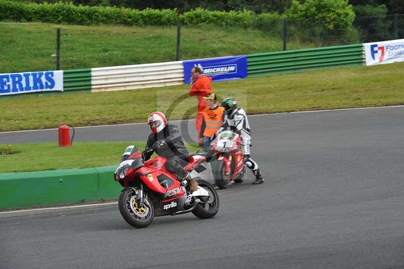 Mallory park Leicestershire;Mallory park photographs;Motorcycle action photographs;classic bikes;event digital images;eventdigitalimages;mallory park;no limits trackday;peter wileman photography;vintage bikes;vintage motorcycles;vmcc festival 1000 bikes