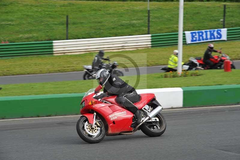 Mallory park Leicestershire;Mallory park photographs;Motorcycle action photographs;classic bikes;event digital images;eventdigitalimages;mallory park;no limits trackday;peter wileman photography;vintage bikes;vintage motorcycles;vmcc festival 1000 bikes