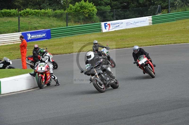 Mallory park Leicestershire;Mallory park photographs;Motorcycle action photographs;classic bikes;event digital images;eventdigitalimages;mallory park;no limits trackday;peter wileman photography;vintage bikes;vintage motorcycles;vmcc festival 1000 bikes