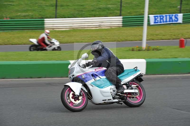 Mallory park Leicestershire;Mallory park photographs;Motorcycle action photographs;classic bikes;event digital images;eventdigitalimages;mallory park;no limits trackday;peter wileman photography;vintage bikes;vintage motorcycles;vmcc festival 1000 bikes