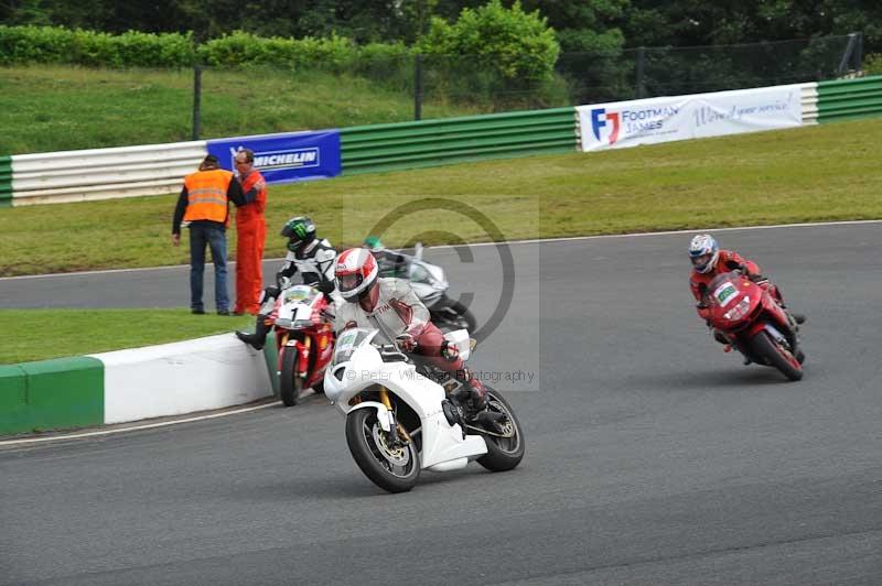 Mallory park Leicestershire;Mallory park photographs;Motorcycle action photographs;classic bikes;event digital images;eventdigitalimages;mallory park;no limits trackday;peter wileman photography;vintage bikes;vintage motorcycles;vmcc festival 1000 bikes
