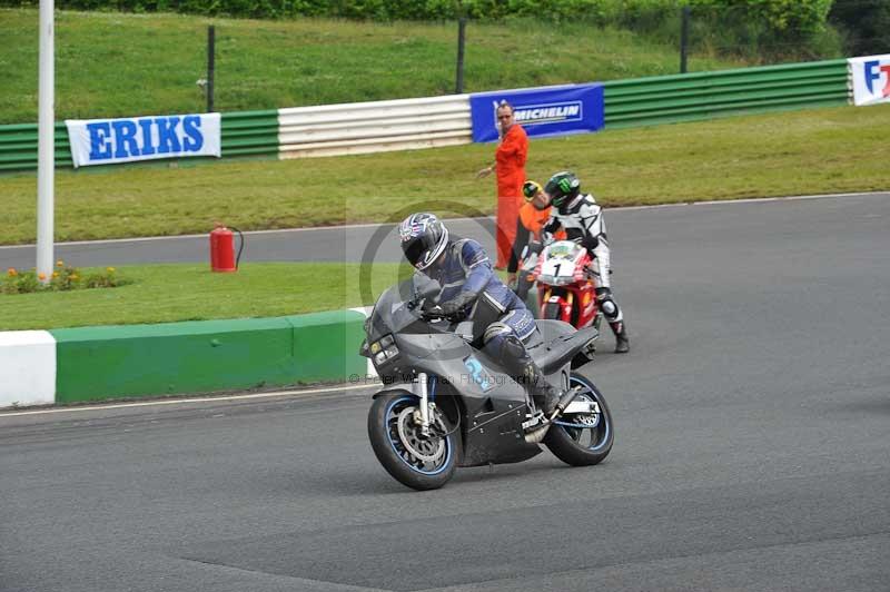 Mallory park Leicestershire;Mallory park photographs;Motorcycle action photographs;classic bikes;event digital images;eventdigitalimages;mallory park;no limits trackday;peter wileman photography;vintage bikes;vintage motorcycles;vmcc festival 1000 bikes