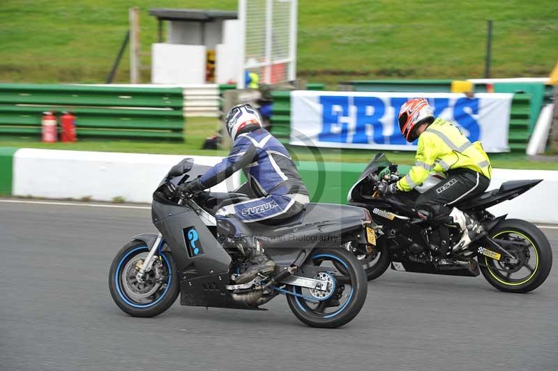 Mallory park Leicestershire;Mallory park photographs;Motorcycle action photographs;classic bikes;event digital images;eventdigitalimages;mallory park;no limits trackday;peter wileman photography;vintage bikes;vintage motorcycles;vmcc festival 1000 bikes