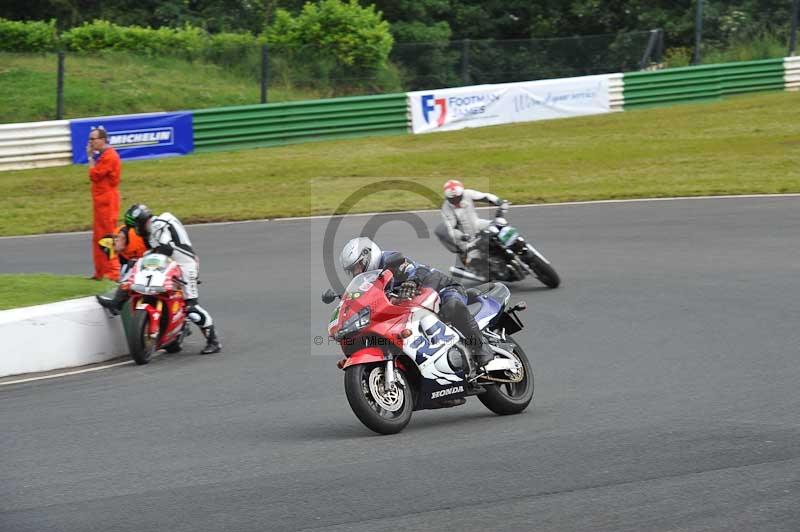 Mallory park Leicestershire;Mallory park photographs;Motorcycle action photographs;classic bikes;event digital images;eventdigitalimages;mallory park;no limits trackday;peter wileman photography;vintage bikes;vintage motorcycles;vmcc festival 1000 bikes