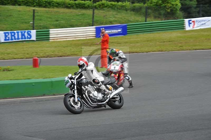 Mallory park Leicestershire;Mallory park photographs;Motorcycle action photographs;classic bikes;event digital images;eventdigitalimages;mallory park;no limits trackday;peter wileman photography;vintage bikes;vintage motorcycles;vmcc festival 1000 bikes