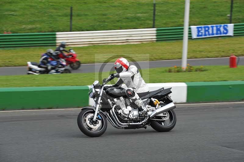 Mallory park Leicestershire;Mallory park photographs;Motorcycle action photographs;classic bikes;event digital images;eventdigitalimages;mallory park;no limits trackday;peter wileman photography;vintage bikes;vintage motorcycles;vmcc festival 1000 bikes