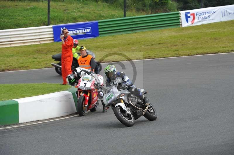 Mallory park Leicestershire;Mallory park photographs;Motorcycle action photographs;classic bikes;event digital images;eventdigitalimages;mallory park;no limits trackday;peter wileman photography;vintage bikes;vintage motorcycles;vmcc festival 1000 bikes
