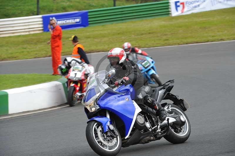 Mallory park Leicestershire;Mallory park photographs;Motorcycle action photographs;classic bikes;event digital images;eventdigitalimages;mallory park;no limits trackday;peter wileman photography;vintage bikes;vintage motorcycles;vmcc festival 1000 bikes