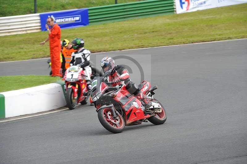 Mallory park Leicestershire;Mallory park photographs;Motorcycle action photographs;classic bikes;event digital images;eventdigitalimages;mallory park;no limits trackday;peter wileman photography;vintage bikes;vintage motorcycles;vmcc festival 1000 bikes