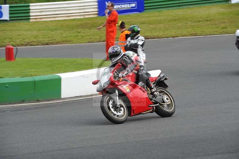 Mallory park Leicestershire;Mallory park photographs;Motorcycle action photographs;classic bikes;event digital images;eventdigitalimages;mallory park;no limits trackday;peter wileman photography;vintage bikes;vintage motorcycles;vmcc festival 1000 bikes