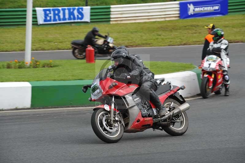 Mallory park Leicestershire;Mallory park photographs;Motorcycle action photographs;classic bikes;event digital images;eventdigitalimages;mallory park;no limits trackday;peter wileman photography;vintage bikes;vintage motorcycles;vmcc festival 1000 bikes