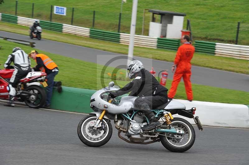 Mallory park Leicestershire;Mallory park photographs;Motorcycle action photographs;classic bikes;event digital images;eventdigitalimages;mallory park;no limits trackday;peter wileman photography;vintage bikes;vintage motorcycles;vmcc festival 1000 bikes