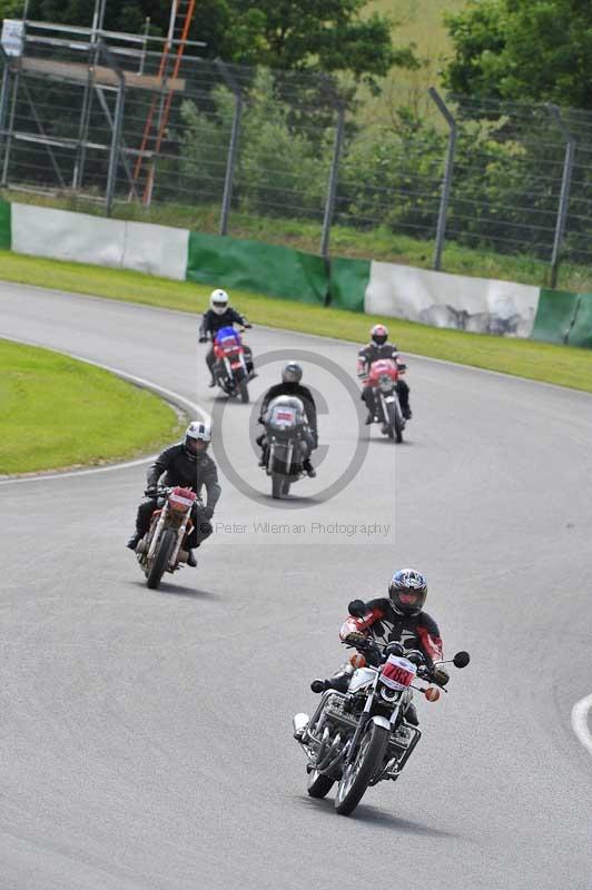 Mallory park Leicestershire;Mallory park photographs;Motorcycle action photographs;classic bikes;event digital images;eventdigitalimages;mallory park;no limits trackday;peter wileman photography;vintage bikes;vintage motorcycles;vmcc festival 1000 bikes