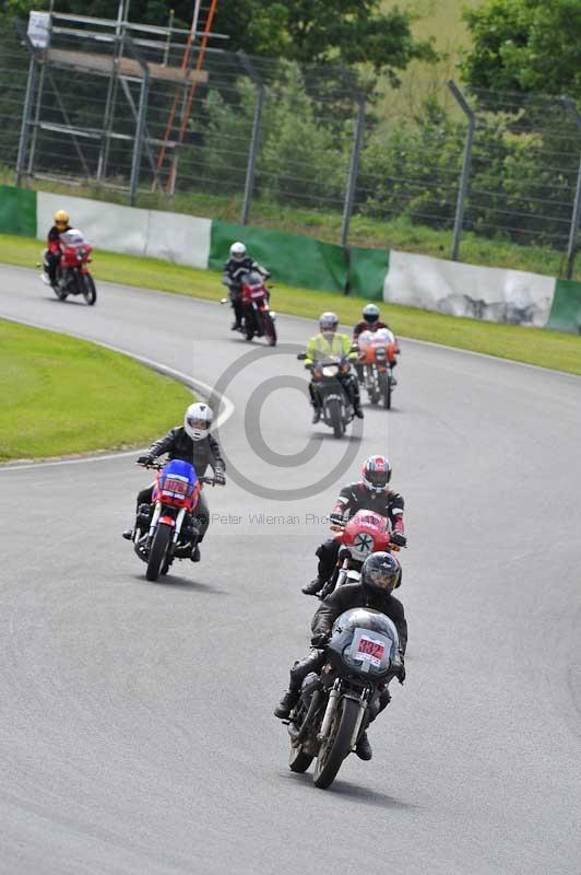 Mallory park Leicestershire;Mallory park photographs;Motorcycle action photographs;classic bikes;event digital images;eventdigitalimages;mallory park;no limits trackday;peter wileman photography;vintage bikes;vintage motorcycles;vmcc festival 1000 bikes