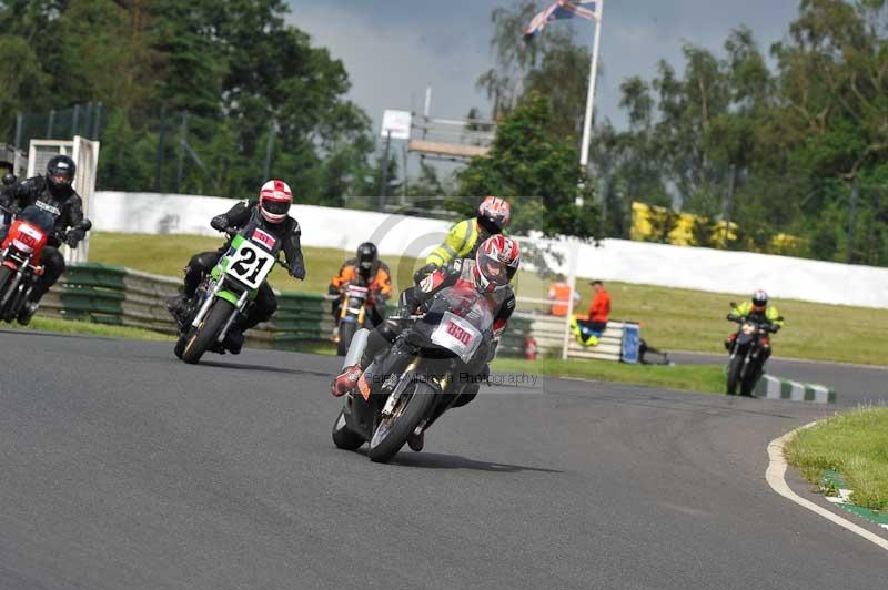 Mallory park Leicestershire;Mallory park photographs;Motorcycle action photographs;classic bikes;event digital images;eventdigitalimages;mallory park;no limits trackday;peter wileman photography;vintage bikes;vintage motorcycles;vmcc festival 1000 bikes