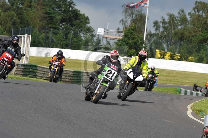 Mallory park Leicestershire;Mallory park photographs;Motorcycle action photographs;classic bikes;event digital images;eventdigitalimages;mallory park;no limits trackday;peter wileman photography;vintage bikes;vintage motorcycles;vmcc festival 1000 bikes