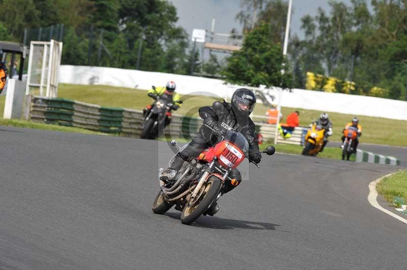 Mallory park Leicestershire;Mallory park photographs;Motorcycle action photographs;classic bikes;event digital images;eventdigitalimages;mallory park;no limits trackday;peter wileman photography;vintage bikes;vintage motorcycles;vmcc festival 1000 bikes