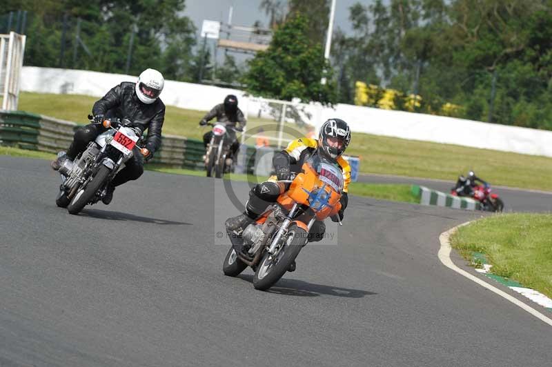 Mallory park Leicestershire;Mallory park photographs;Motorcycle action photographs;classic bikes;event digital images;eventdigitalimages;mallory park;no limits trackday;peter wileman photography;vintage bikes;vintage motorcycles;vmcc festival 1000 bikes