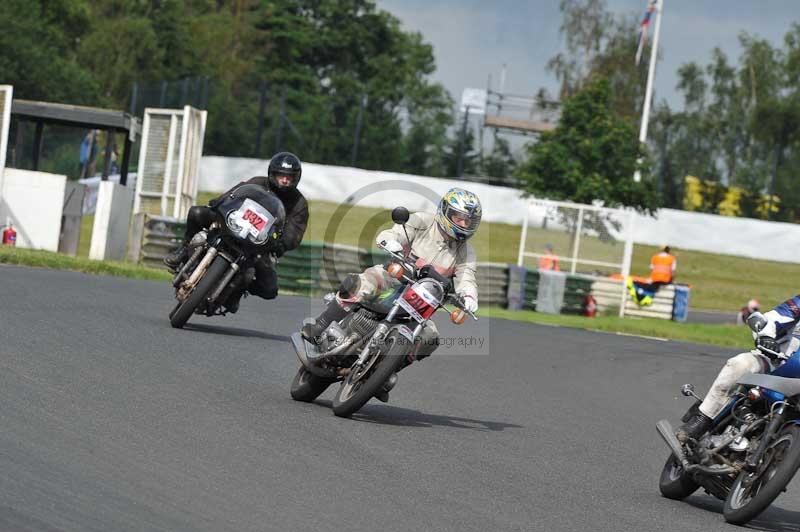 Mallory park Leicestershire;Mallory park photographs;Motorcycle action photographs;classic bikes;event digital images;eventdigitalimages;mallory park;no limits trackday;peter wileman photography;vintage bikes;vintage motorcycles;vmcc festival 1000 bikes