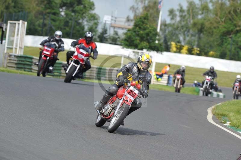 Mallory park Leicestershire;Mallory park photographs;Motorcycle action photographs;classic bikes;event digital images;eventdigitalimages;mallory park;no limits trackday;peter wileman photography;vintage bikes;vintage motorcycles;vmcc festival 1000 bikes