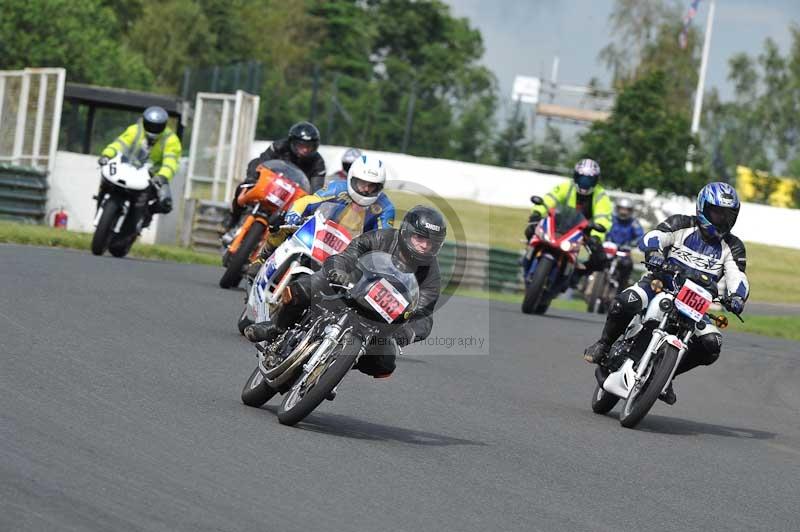 Mallory park Leicestershire;Mallory park photographs;Motorcycle action photographs;classic bikes;event digital images;eventdigitalimages;mallory park;no limits trackday;peter wileman photography;vintage bikes;vintage motorcycles;vmcc festival 1000 bikes