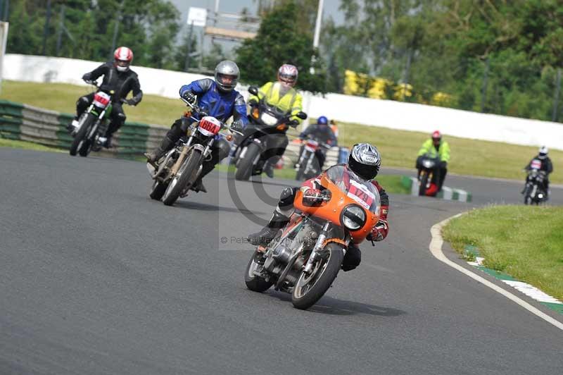 Mallory park Leicestershire;Mallory park photographs;Motorcycle action photographs;classic bikes;event digital images;eventdigitalimages;mallory park;no limits trackday;peter wileman photography;vintage bikes;vintage motorcycles;vmcc festival 1000 bikes