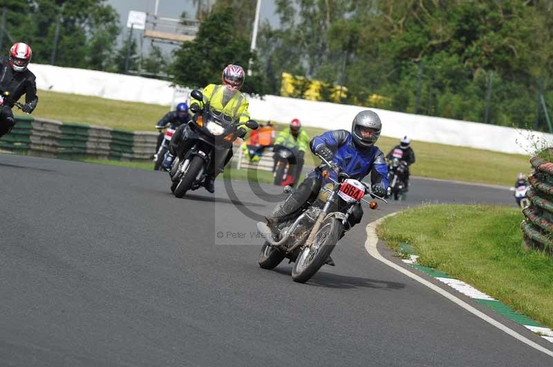 Mallory park Leicestershire;Mallory park photographs;Motorcycle action photographs;classic bikes;event digital images;eventdigitalimages;mallory park;no limits trackday;peter wileman photography;vintage bikes;vintage motorcycles;vmcc festival 1000 bikes