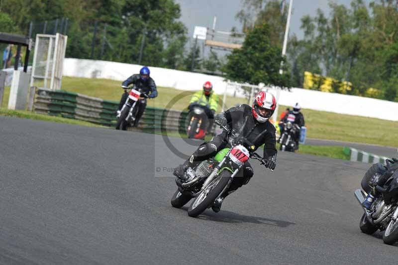 Mallory park Leicestershire;Mallory park photographs;Motorcycle action photographs;classic bikes;event digital images;eventdigitalimages;mallory park;no limits trackday;peter wileman photography;vintage bikes;vintage motorcycles;vmcc festival 1000 bikes