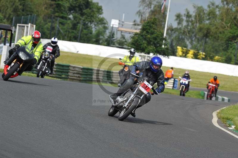 Mallory park Leicestershire;Mallory park photographs;Motorcycle action photographs;classic bikes;event digital images;eventdigitalimages;mallory park;no limits trackday;peter wileman photography;vintage bikes;vintage motorcycles;vmcc festival 1000 bikes