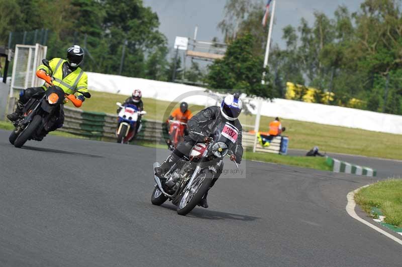 Mallory park Leicestershire;Mallory park photographs;Motorcycle action photographs;classic bikes;event digital images;eventdigitalimages;mallory park;no limits trackday;peter wileman photography;vintage bikes;vintage motorcycles;vmcc festival 1000 bikes