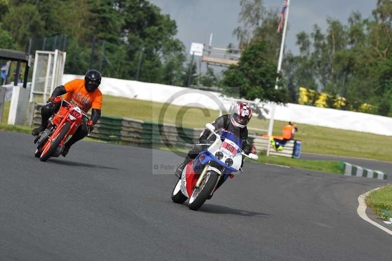 Mallory park Leicestershire;Mallory park photographs;Motorcycle action photographs;classic bikes;event digital images;eventdigitalimages;mallory park;no limits trackday;peter wileman photography;vintage bikes;vintage motorcycles;vmcc festival 1000 bikes