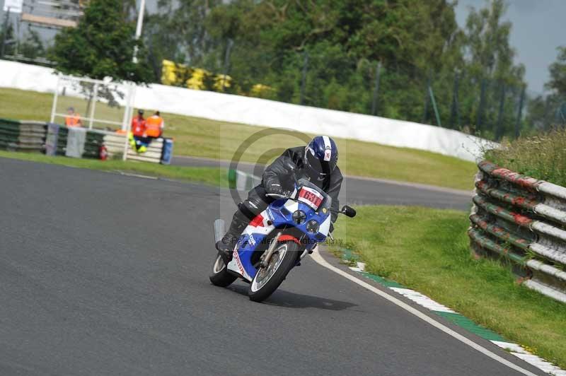 Mallory park Leicestershire;Mallory park photographs;Motorcycle action photographs;classic bikes;event digital images;eventdigitalimages;mallory park;no limits trackday;peter wileman photography;vintage bikes;vintage motorcycles;vmcc festival 1000 bikes