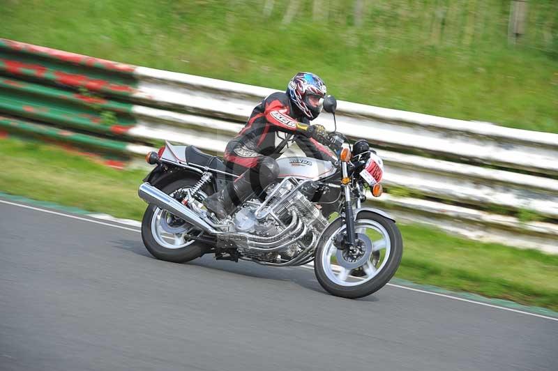 Mallory park Leicestershire;Mallory park photographs;Motorcycle action photographs;classic bikes;event digital images;eventdigitalimages;mallory park;no limits trackday;peter wileman photography;vintage bikes;vintage motorcycles;vmcc festival 1000 bikes