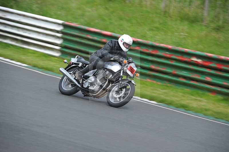 Mallory park Leicestershire;Mallory park photographs;Motorcycle action photographs;classic bikes;event digital images;eventdigitalimages;mallory park;no limits trackday;peter wileman photography;vintage bikes;vintage motorcycles;vmcc festival 1000 bikes