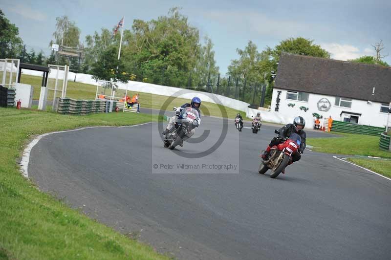 Mallory park Leicestershire;Mallory park photographs;Motorcycle action photographs;classic bikes;event digital images;eventdigitalimages;mallory park;no limits trackday;peter wileman photography;vintage bikes;vintage motorcycles;vmcc festival 1000 bikes