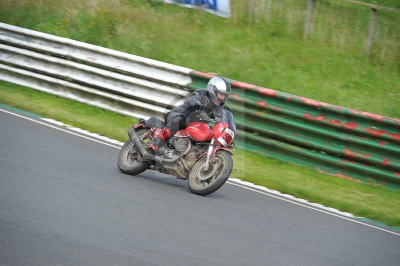 Mallory park Leicestershire;Mallory park photographs;Motorcycle action photographs;classic bikes;event digital images;eventdigitalimages;mallory park;no limits trackday;peter wileman photography;vintage bikes;vintage motorcycles;vmcc festival 1000 bikes