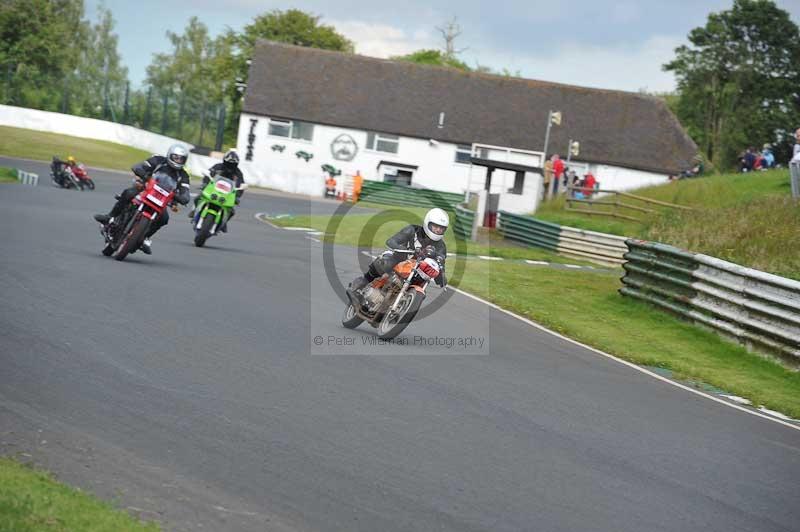 Mallory park Leicestershire;Mallory park photographs;Motorcycle action photographs;classic bikes;event digital images;eventdigitalimages;mallory park;no limits trackday;peter wileman photography;vintage bikes;vintage motorcycles;vmcc festival 1000 bikes