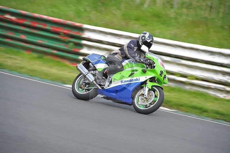 Mallory park Leicestershire;Mallory park photographs;Motorcycle action photographs;classic bikes;event digital images;eventdigitalimages;mallory park;no limits trackday;peter wileman photography;vintage bikes;vintage motorcycles;vmcc festival 1000 bikes