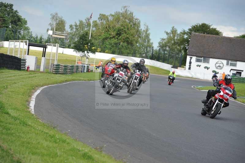 Mallory park Leicestershire;Mallory park photographs;Motorcycle action photographs;classic bikes;event digital images;eventdigitalimages;mallory park;no limits trackday;peter wileman photography;vintage bikes;vintage motorcycles;vmcc festival 1000 bikes