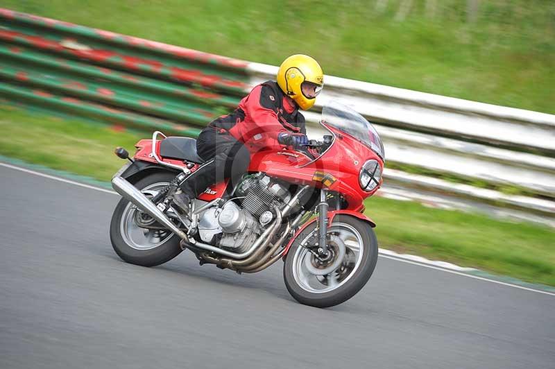 Mallory park Leicestershire;Mallory park photographs;Motorcycle action photographs;classic bikes;event digital images;eventdigitalimages;mallory park;no limits trackday;peter wileman photography;vintage bikes;vintage motorcycles;vmcc festival 1000 bikes