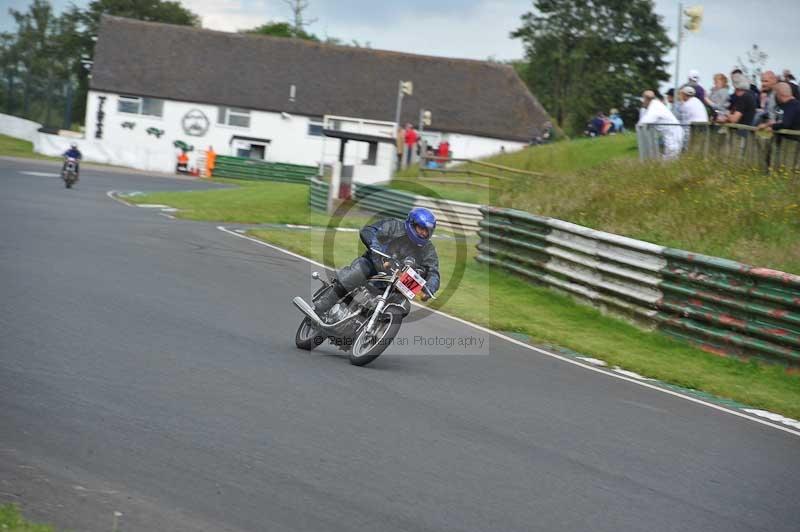 Mallory park Leicestershire;Mallory park photographs;Motorcycle action photographs;classic bikes;event digital images;eventdigitalimages;mallory park;no limits trackday;peter wileman photography;vintage bikes;vintage motorcycles;vmcc festival 1000 bikes