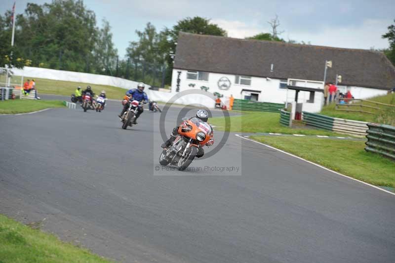 Mallory park Leicestershire;Mallory park photographs;Motorcycle action photographs;classic bikes;event digital images;eventdigitalimages;mallory park;no limits trackday;peter wileman photography;vintage bikes;vintage motorcycles;vmcc festival 1000 bikes