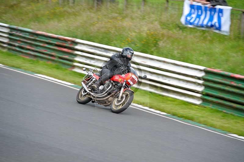 Mallory park Leicestershire;Mallory park photographs;Motorcycle action photographs;classic bikes;event digital images;eventdigitalimages;mallory park;no limits trackday;peter wileman photography;vintage bikes;vintage motorcycles;vmcc festival 1000 bikes