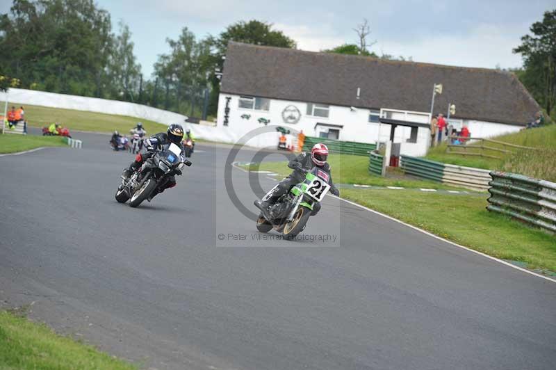 Mallory park Leicestershire;Mallory park photographs;Motorcycle action photographs;classic bikes;event digital images;eventdigitalimages;mallory park;no limits trackday;peter wileman photography;vintage bikes;vintage motorcycles;vmcc festival 1000 bikes