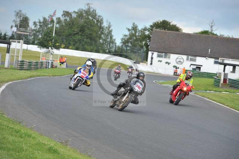 Mallory park Leicestershire;Mallory park photographs;Motorcycle action photographs;classic bikes;event digital images;eventdigitalimages;mallory park;no limits trackday;peter wileman photography;vintage bikes;vintage motorcycles;vmcc festival 1000 bikes