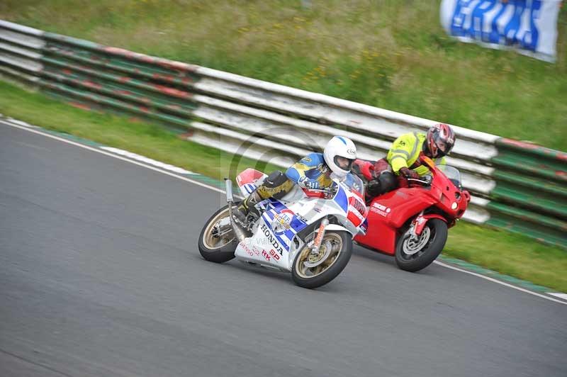 Mallory park Leicestershire;Mallory park photographs;Motorcycle action photographs;classic bikes;event digital images;eventdigitalimages;mallory park;no limits trackday;peter wileman photography;vintage bikes;vintage motorcycles;vmcc festival 1000 bikes