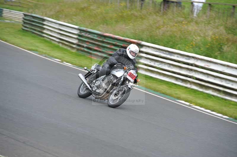 Mallory park Leicestershire;Mallory park photographs;Motorcycle action photographs;classic bikes;event digital images;eventdigitalimages;mallory park;no limits trackday;peter wileman photography;vintage bikes;vintage motorcycles;vmcc festival 1000 bikes